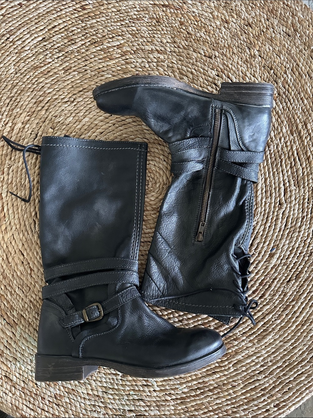 Bed Stu leather boots feature a side zipper and back strap size 8.5